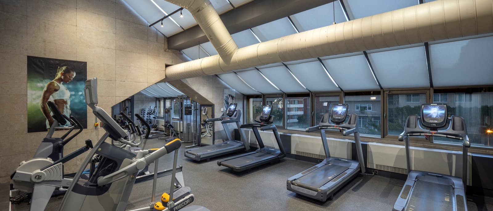Cam çatılı fitness merkezi ve kardiyo alanı
