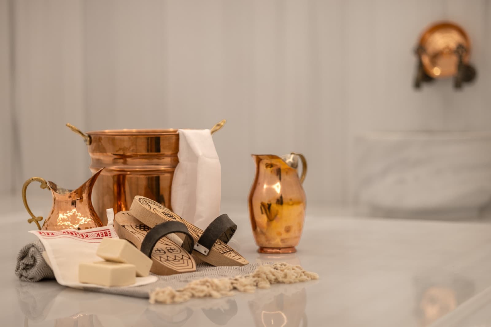 Hamam ritüeli için bakır tas, hamam takımı ve doğal sabun