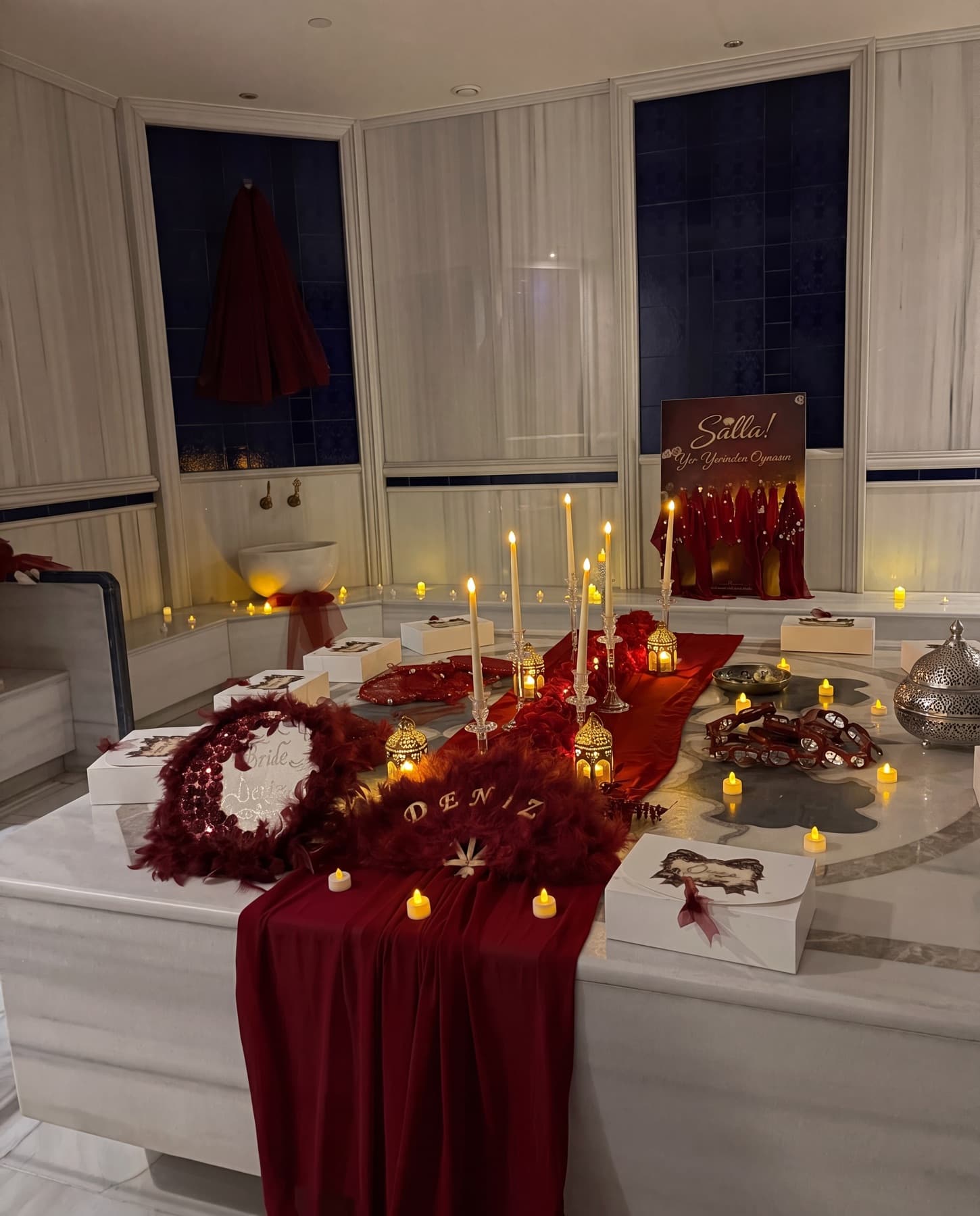 Navitas Spa gelin hamamı — göbek taşında mumlar ve bordo süslemelerle kutlama hazırlığı