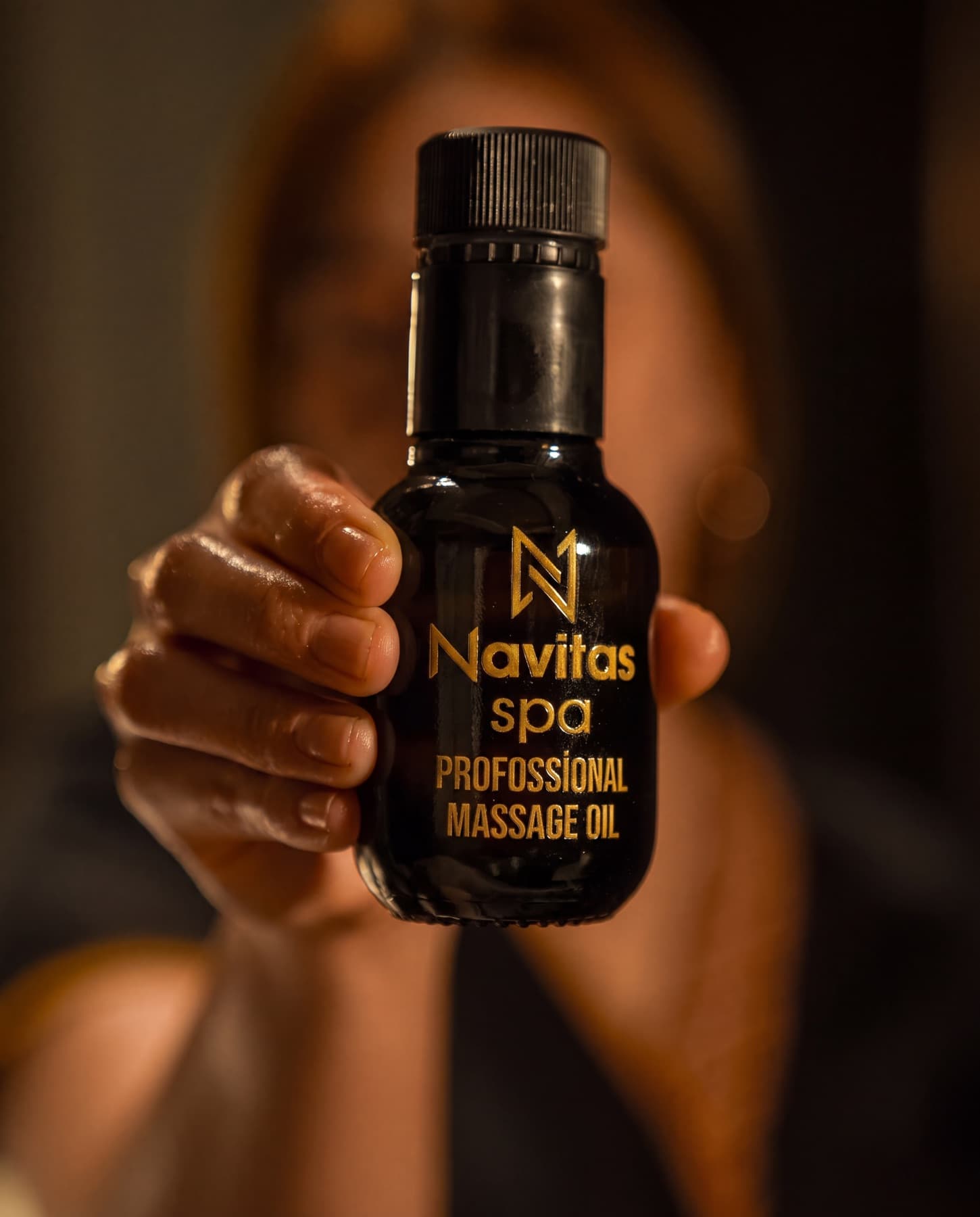 Navitas Spa profesyonel masaj yağı — altın detaylı imza şişe